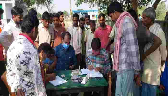 हरदोई: पूर्ति निरीक्षक ने दर्ज किया ग्रामीणों का बयान, जानें क्या है मामला?
