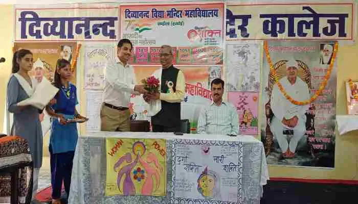 हरदोई: महिला सशक्तिकरण कार्यक्रम के तहत छात्राओं को किया गया जागरूक