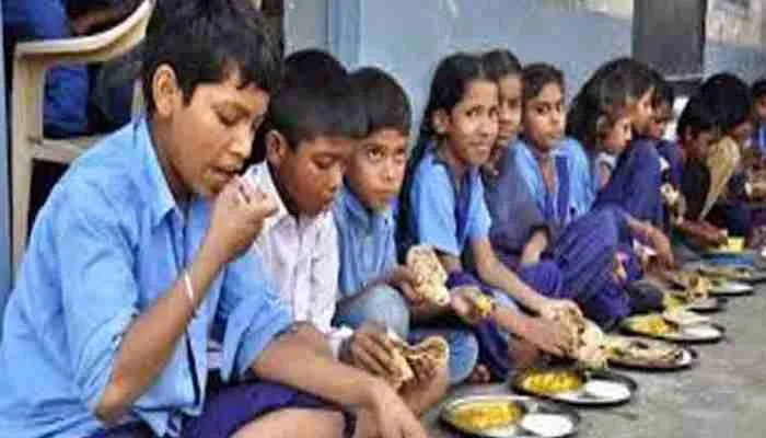 लखनऊ: विद्यालयों में जांच के बाद ही छात्रों को परोसा जाय भोजन, बीएसए ने दिए निर्देश