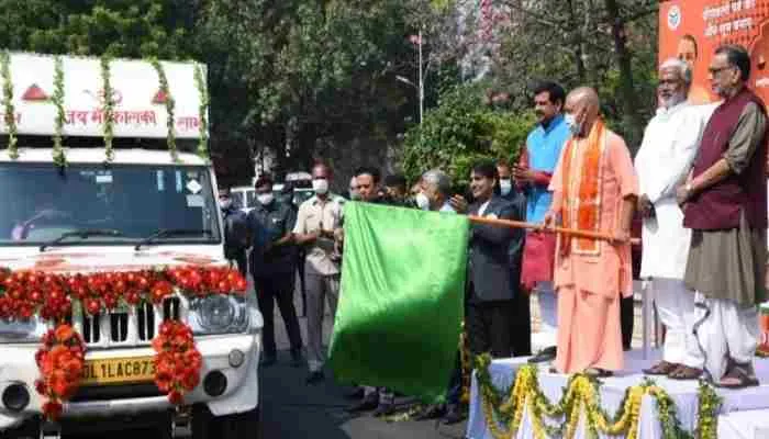 मुख्यमंत्री योगी ने अयोध्या भेजे गए गोमय दीप वाहन को दिखाई हरी झंडी