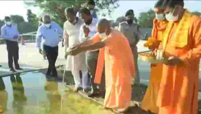 सीएम योगी ने मंत्रोच्चारण के बीच गर्भगृह में छिड़का काबुल नदी का जल, जानें क्या कहा?