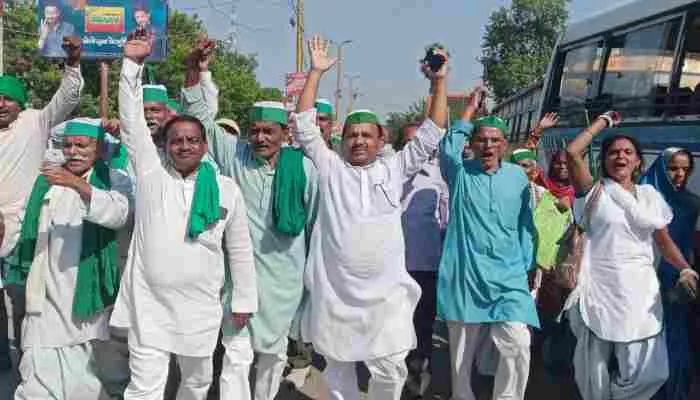 अयोध्या: मंत्री अजय मिश्रा की गिरफ्तारी की मांग को लेकर किसानों ने किया पैदल मार्च