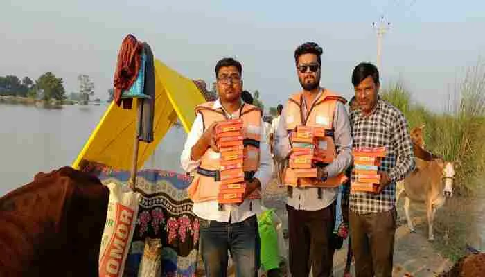 हरदोई प्रेस क्लब ने बाढ़ ग्रस्त इलाकों में मुहैया कराई राहत सामग्री