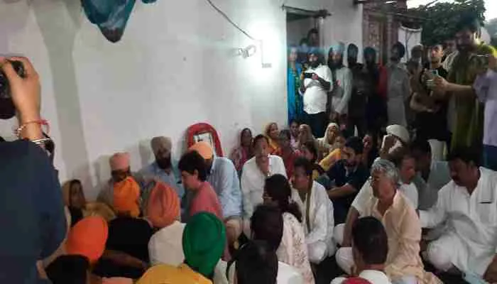 प्रियंका ने लखीमपुर हिंसा में मारे गए किसानों के परिजनों से की मुलाकात, दिया ये भरोस