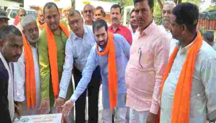 बाराबंकी: बाढ़ पीड़ितों को विधायक ने बांटी राहत सामग्री, अधिकारियों को दिए ये निर्देश