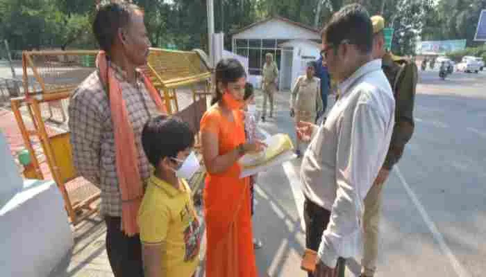 लखनऊ: सीएम आवास के बाहर आत्मदाह करने बच्चों संग पहुंची पीड़िता, जानें फिर क्या हुआ?