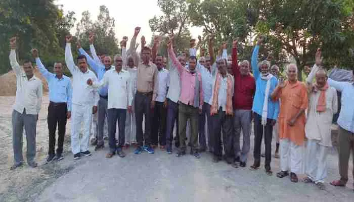 रायबरेलीः टूटी पुलिया व संपर्क मार्ग पर पेड़ गिरने के विरोध में ग्रामीणों ने किया प्रदर्शन