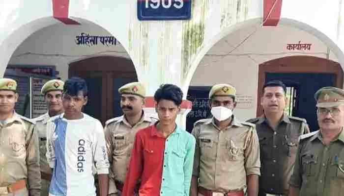 बाराबंकी: पुलिस ने दो शातिर चोरों को किया गिरफ्तार, लूटे गये मोबाइल बरामद