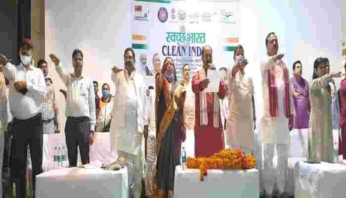 हरदोई: स्वच्छ भारत अभियान पर हुआ संगोष्ठी का आयोजन, मंत्री ने दिलाई शपथ