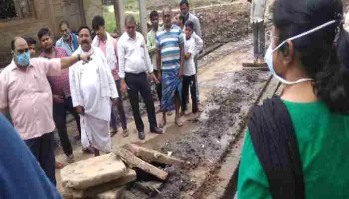 उन्नाव: गंदगी देख भड़के एसडीएम, वीडियो व एडीओ को लगाई फटकार