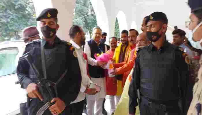 हरदोई: छत्तीसगढ़ के पूर्व सीएम ने की यूपी के मुख्यमंत्री की तारीफ, जानें क्या कहा?