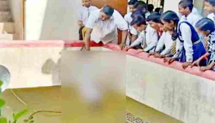 मिर्जापुर: प्रिंसिपल का दिखा तालिबानी रूप, स्कूल की पहली मंजिल से बच्चे को उल्टा लटकाया