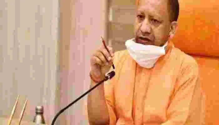 यूपी: रोजगार सम्मेलन में सीएम योगी ने संविदा कर्मियों को दिया ये बड़ा तोहफा