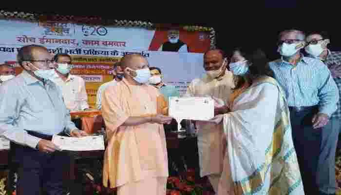 यूपी: सीएम योगी ने नायब तहसीलदार पद चयनित अभ्यर्थियों को दिए नियुक्ति पत्र, जानें क्या कहा?