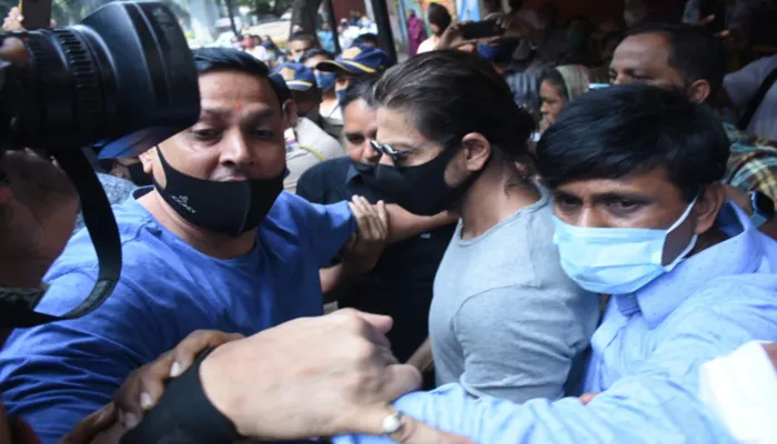 Aryan Khan Drugs Case: बेटे से मिलने ऑर्थर जेल पहुंचे शाहरुख खान, सिर्फ 15 मिनट की हुई मुलाकात