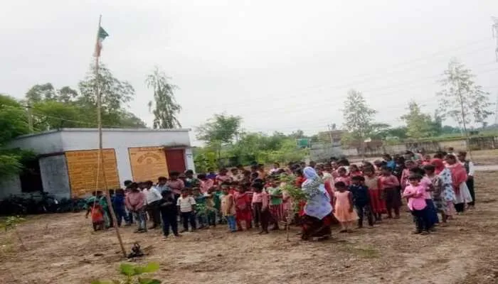 रायबरेली: स्कूल में फहरा दिया गया उल्टा तिरंगा, फोटो वायरल