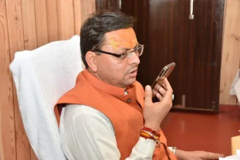 सीएम हेल्पलाइन पर आने वाली शिकायतों का समाधान तुरंत करें- पुष्कर सिंह धामी