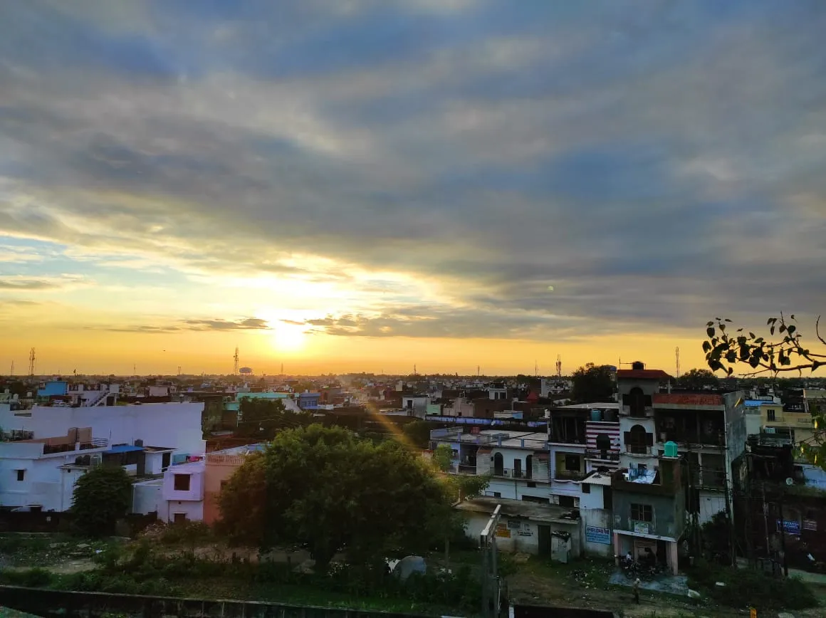 बरेली: सुबह धूप खिली तो लोगों ने ली राहत की सांस, दोपहर में बादल देख फिर घबराया दिल