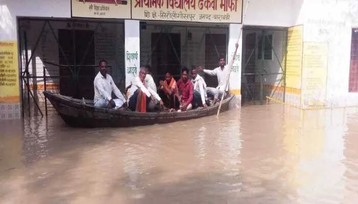 बाराबंकी: लगातार बढ़ रहा सरयू नदी का जलस्तर, डूब रहे गांव के परिषदीय विद्यालय