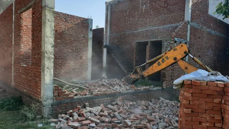 बरेली: अवैध कॉलानी तो छोड़िए, सड़क तक बना डाली, बीडीए ने पूरी कॉलोनी की ध्वस्त
