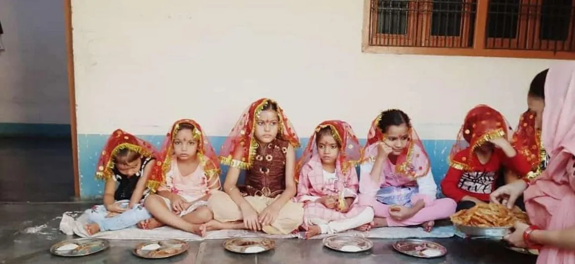पीलीभीत: घरों में हवन-पूजन और कन्या भोज, मंदिरों में गूंजे जयकारे