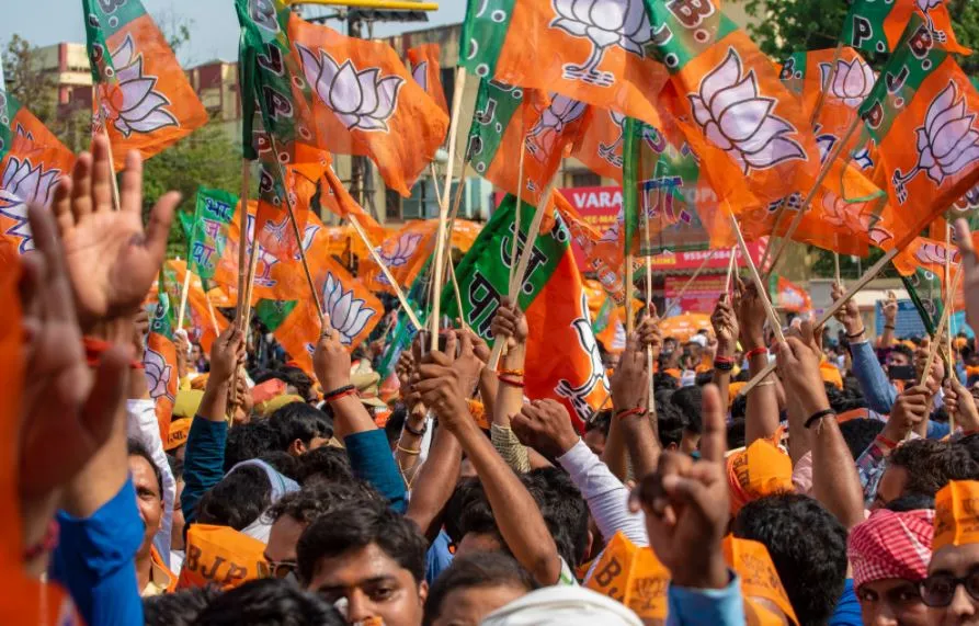 पश्चिम बंगाल के भाजपा नेतृत्व के सामने ही कार्यकर्ताओं के दो गुट आपस में भिड़े