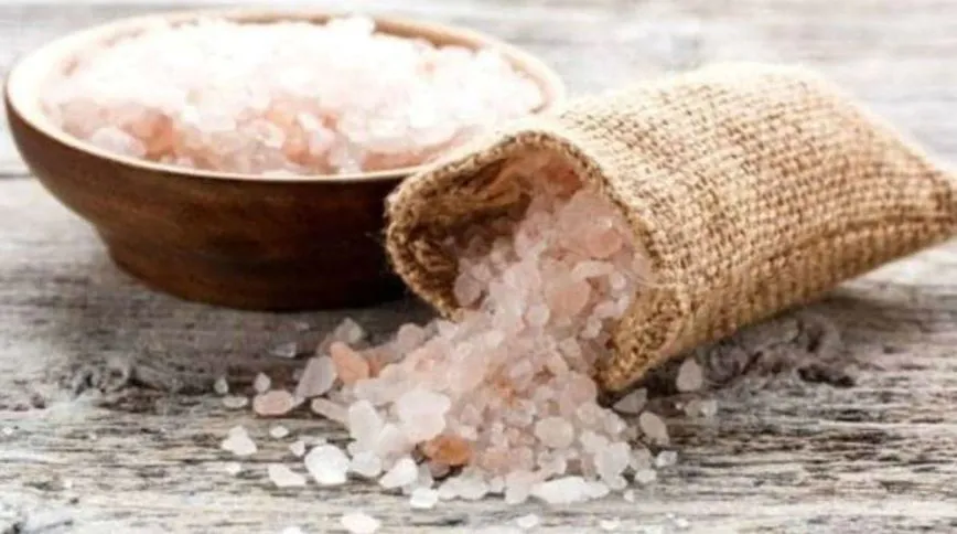 वजन कम करने से लेकर कब्ज को दूर करता है काला नमक, जानें फायदे और नुकसान