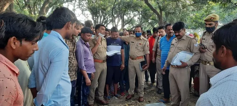 बरेली: आम के बाग में पेड़ से लटका मिला संविदा कर्मचारी का शव