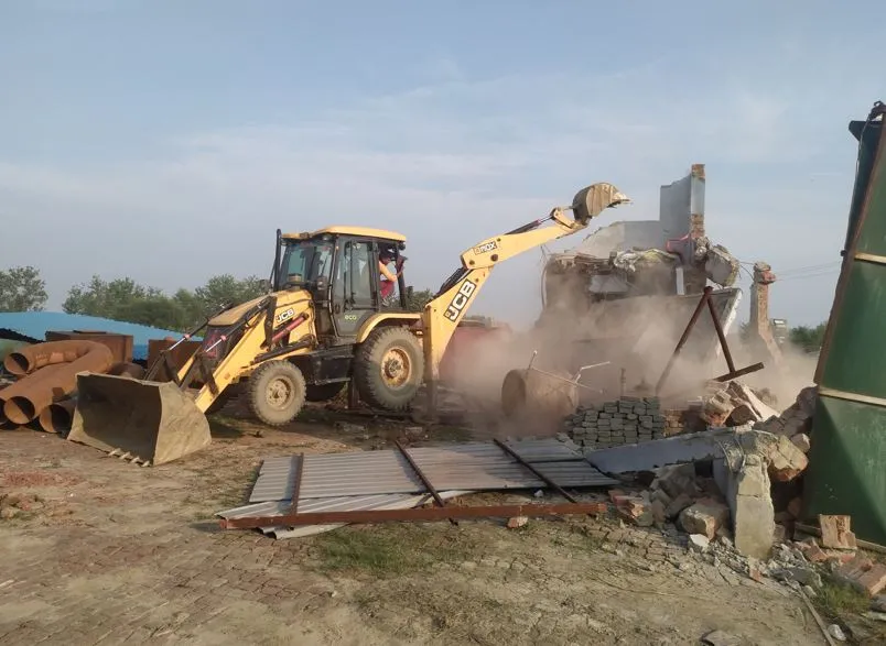 बरेली: स्मैक तस्कर छोटे प्रधान की बैट्री फैक्ट्री जमींदोज