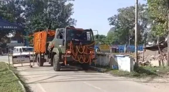 बरेली: त्रिशुल एयरबेस पर आने के बाद शाहजहांपुर के लिए रवाना हुआ शहीद सारज सिंह का पार्थिव शरीर