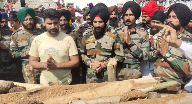 शाहजहांपुर: शहीद सारज सिंह पंचतत्व में विलीन, गगनभेदी नारों से गूंज उठा अख्तियारपुर धौकल गांव, देखें तस्वीरें
