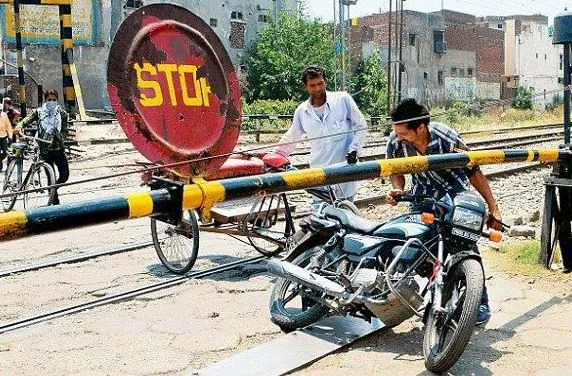 बरेली: हुलासनगर क्रॉसिंग में फंसे दो ओवरलोड ट्रक, कई ट्रेनें हुई प्रभावित