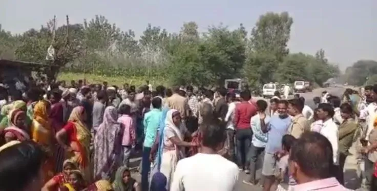 बरेली में हादसा: हाई टेंशन की चपेट में आने से युवक की मौत के बाद बवाल, ग्रामीणों ने लगाया जाम, पुलिस का लीठीचार्ज