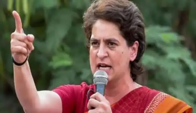 प्रियंका बोलीं- अब हवाई चप्पल और मध्यम वर्ग वालों का सड़क पर सफर करना हो गया है मुश्किल