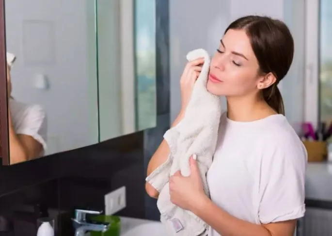 Skincare: अगर आप भी चाहती हैं ग्लोइंग स्किन, तो रूटीन में शामिल करें ये तीन चीजें