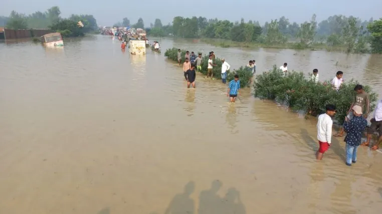 आफत की बारिश: कोसी नदी का जलस्तर बढ़ने से आई बाढ़, हाइवे पर पानी की वजह से दिल्ली मार्ग बंद, चारों ओर अफरातफरी का माहौल