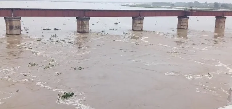 आफत की बारिश: रामगंगा का जलस्तर बढ़ा, अलर्ट प्वाइंट से महज 0.75 मीटर नीचे, कालागढ़ बांध से पानी छूटा तो खतरे का निशान पार