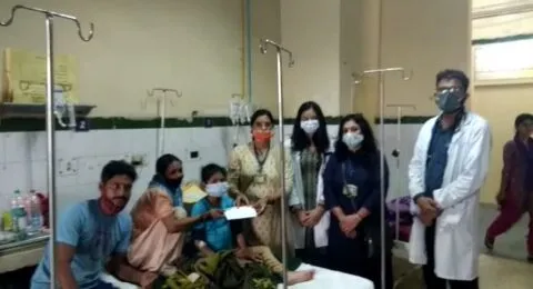 जागेश्वर की निर्धन बेटी के इलाज को विद्या की टीम ने बढ़ाए हाथ, सौंपी मदद