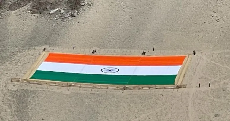 गांधी जयंती पर लेह में खादी से बने सबसे बड़े तिरंगे का अनावरण