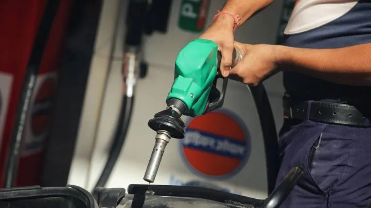 Petrol-Diesel Prices: पेट्रोल के दाम 25 पैसे लीटर और बढ़े, डीजल 30 पैसे हुआ महंगा