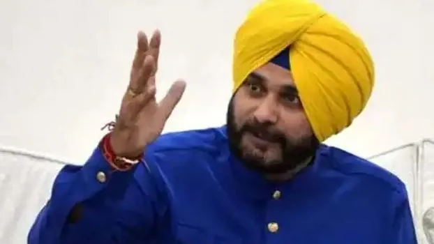 सिद्धू ने साधा निशाना, कहा- 54 घंटे होने के बाद भी नहीं किया प्रियंका गांधी को कोर्ट में पेश