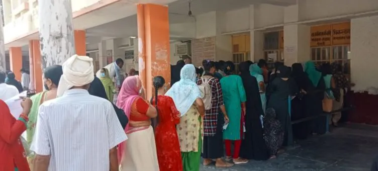 मुरादाबाद में बढ़ा बुखार का कहर, महज आधे दिन की ओपीडी में डेढ़ हजार से अधिक मरीज
