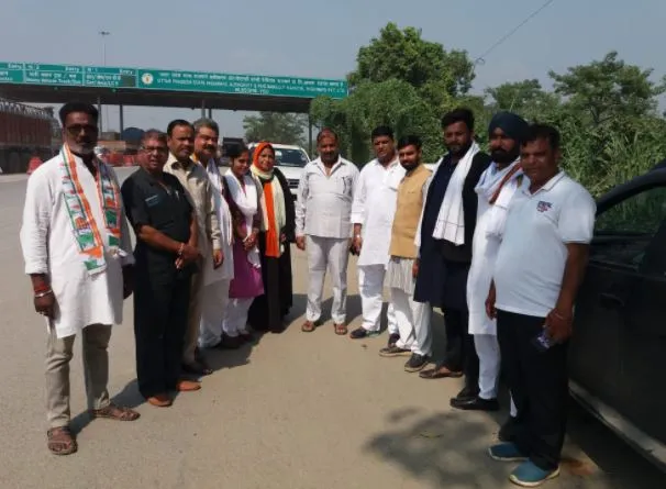 बरेली: पूर्व सीएम हरीश रावत के स्वागत के लिए आमडंडा टोल प्लाजा पर कार्यकर्ता कर रहे हैं इंतजार