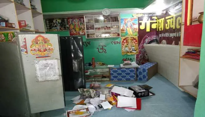 कुशीनगर: आभूषण की दुकान का ताला तोड़कर लाखों की चोरी, जांच में जुटी पुलिस