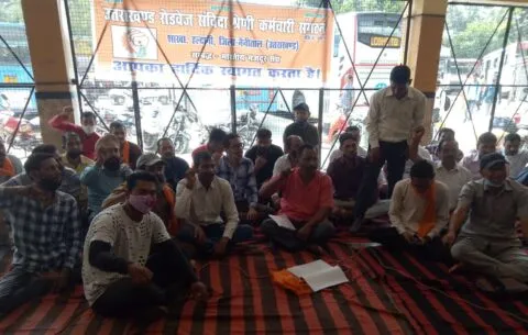 रोडवेज संविदा कर्मचारियों ने दिया धरना, बोले हमें भी समान काम समान वेतन दो