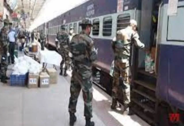 सीआरपीएफ बटालियन को ले जा रही विशेष ट्रेन में विस्फोट, चार जवान घायल, एक गंभीर