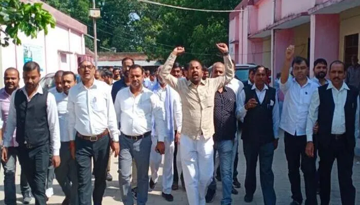 रायबरेली: साथी के साथ अभद्रता होने पर अधिवक्ताओं ने किया हंगामा