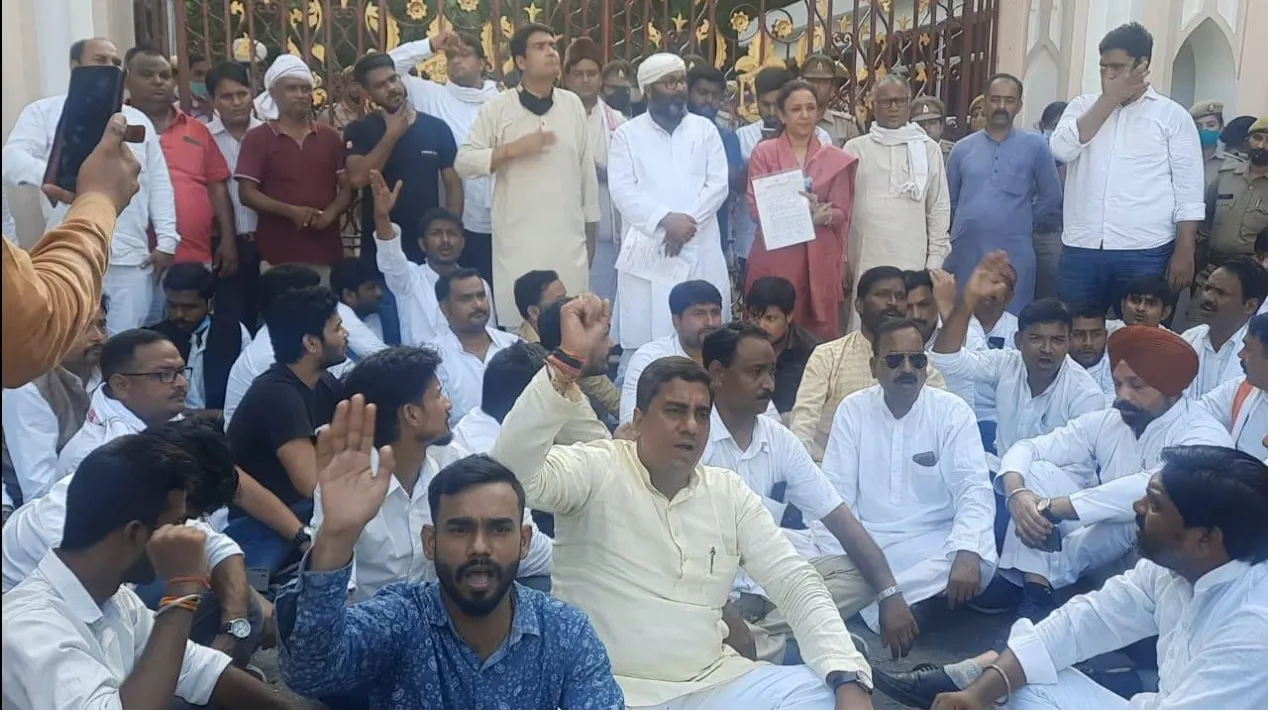 कांग्रेस कार्यकर्ताओं के हंगामे के बाद राज्यपाल से मिलने की मिली अनुमति