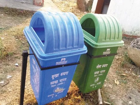 घोड़ाखाल रोड तिराहे पर कूड़ेदान लगाने की मांग