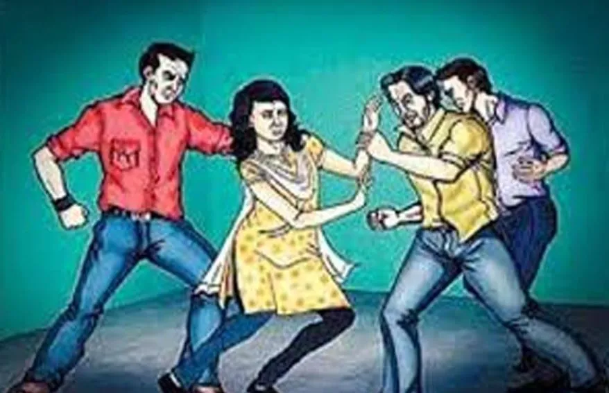 बरेली: बयान देने आई युवती को आरोपियों ने घेरा, हंगामा